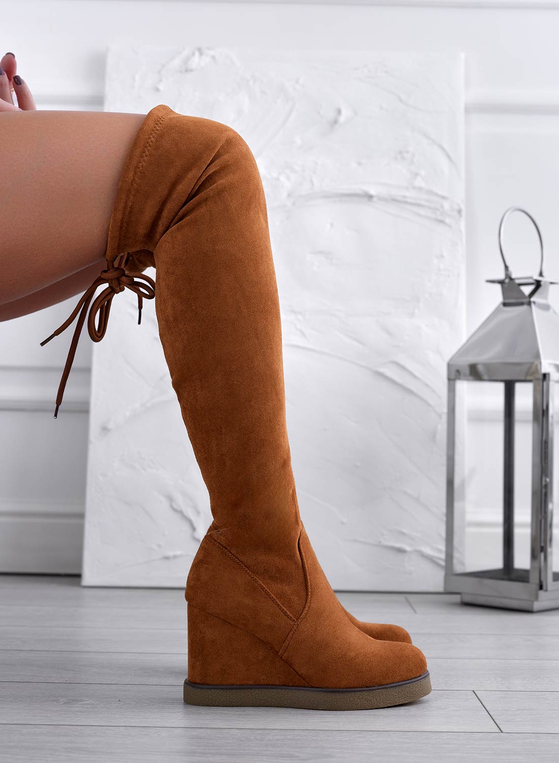 LESLIE - Stivali camel scamosciati alla coscia con zeppa