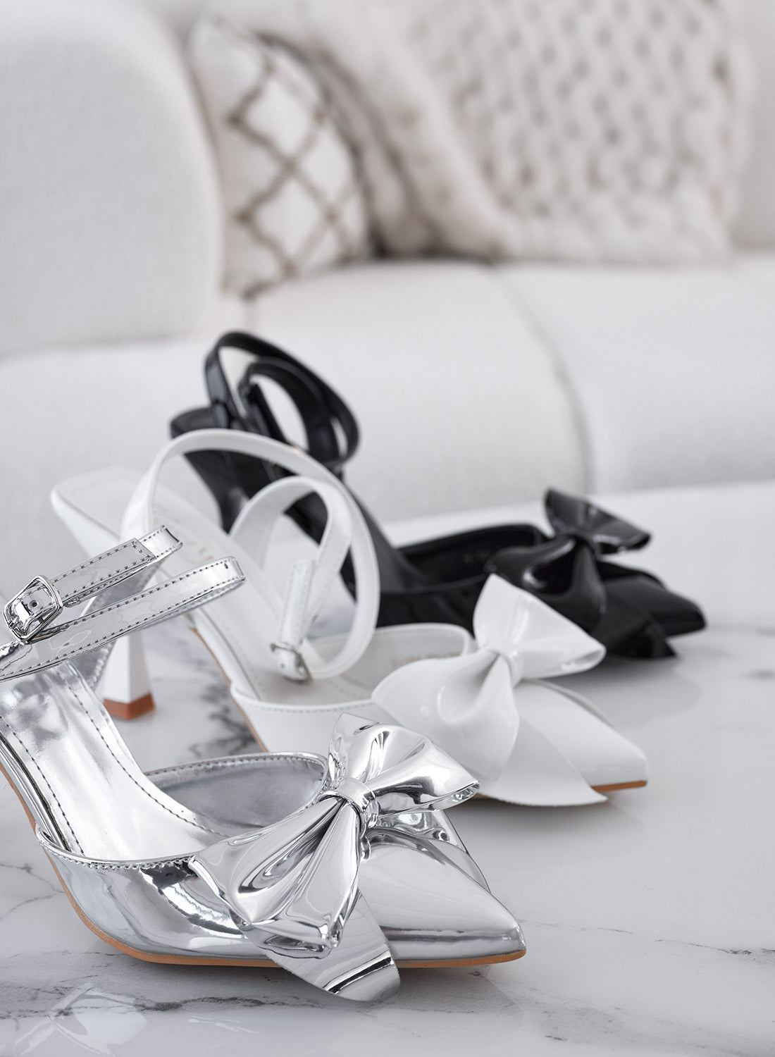 MIRABEL - Escarpins blancs en vernis ouverts avec bride cheville et nœud