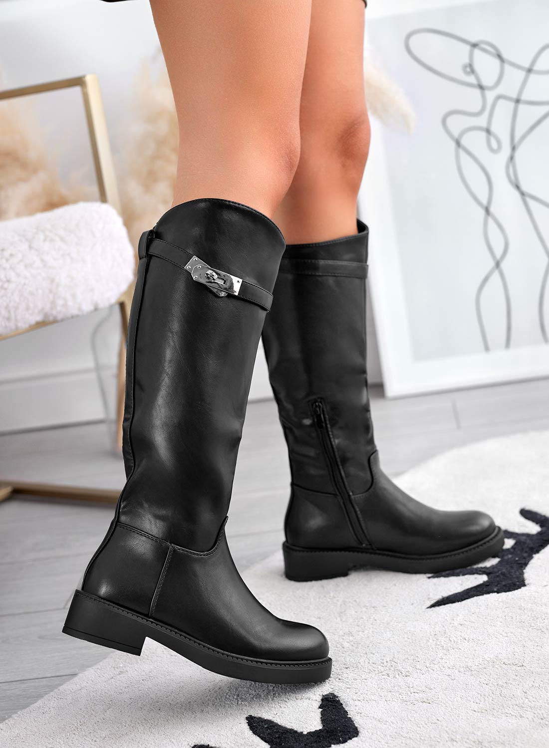 Bottes noires avec bride
