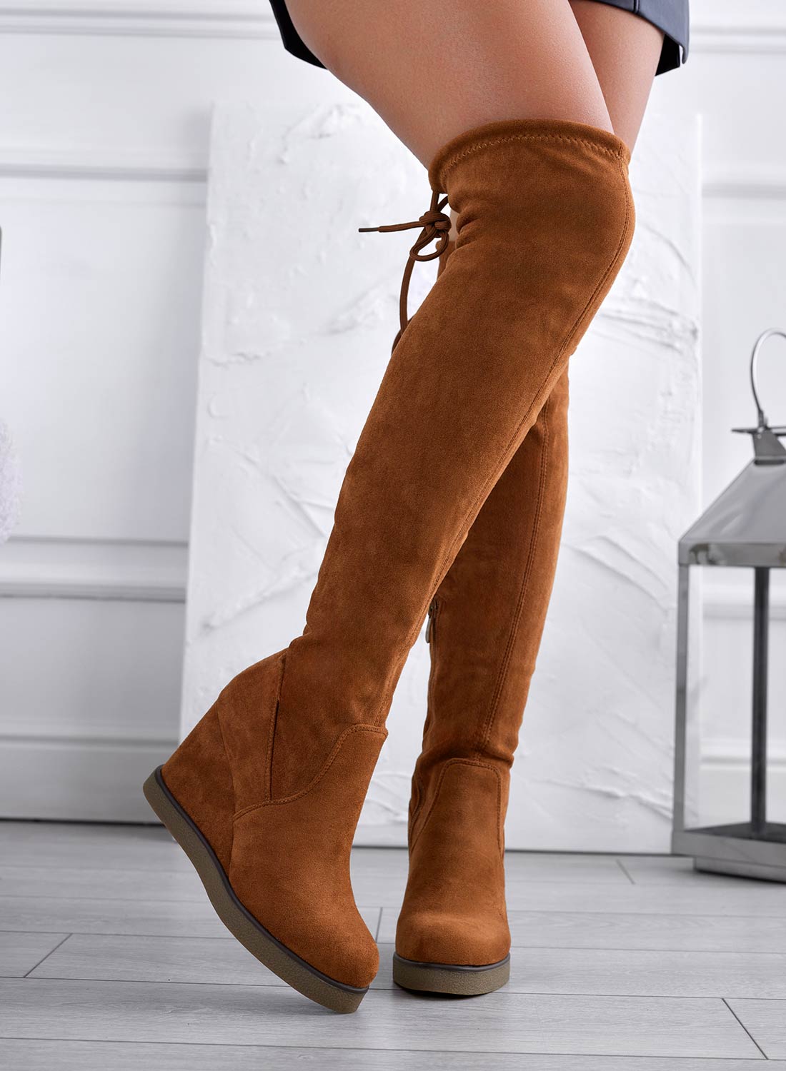 LESLIE - Stivali camel scamosciati alla coscia con zeppa