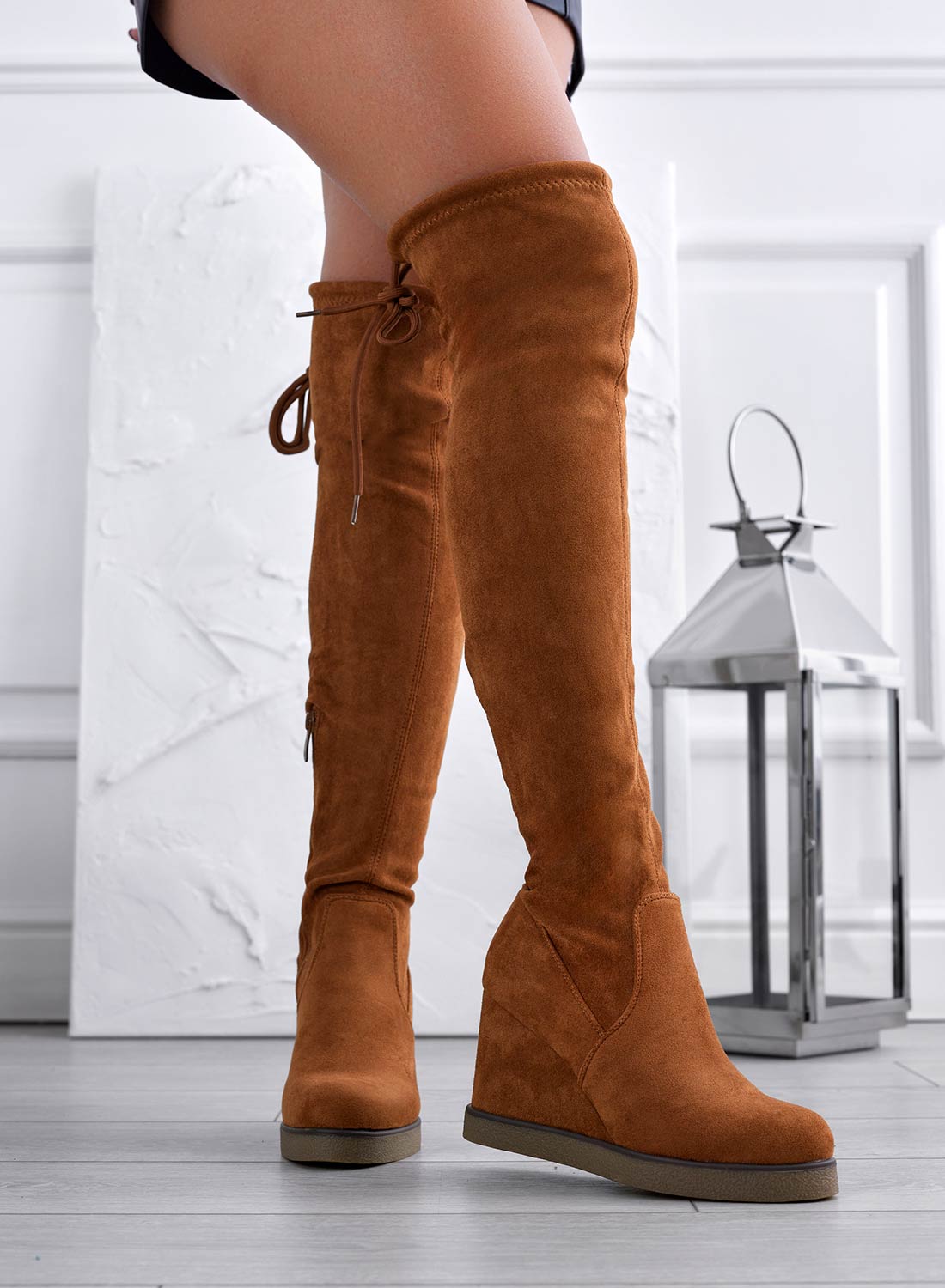 LESLIE - Stivali camel scamosciati alla coscia con zeppa