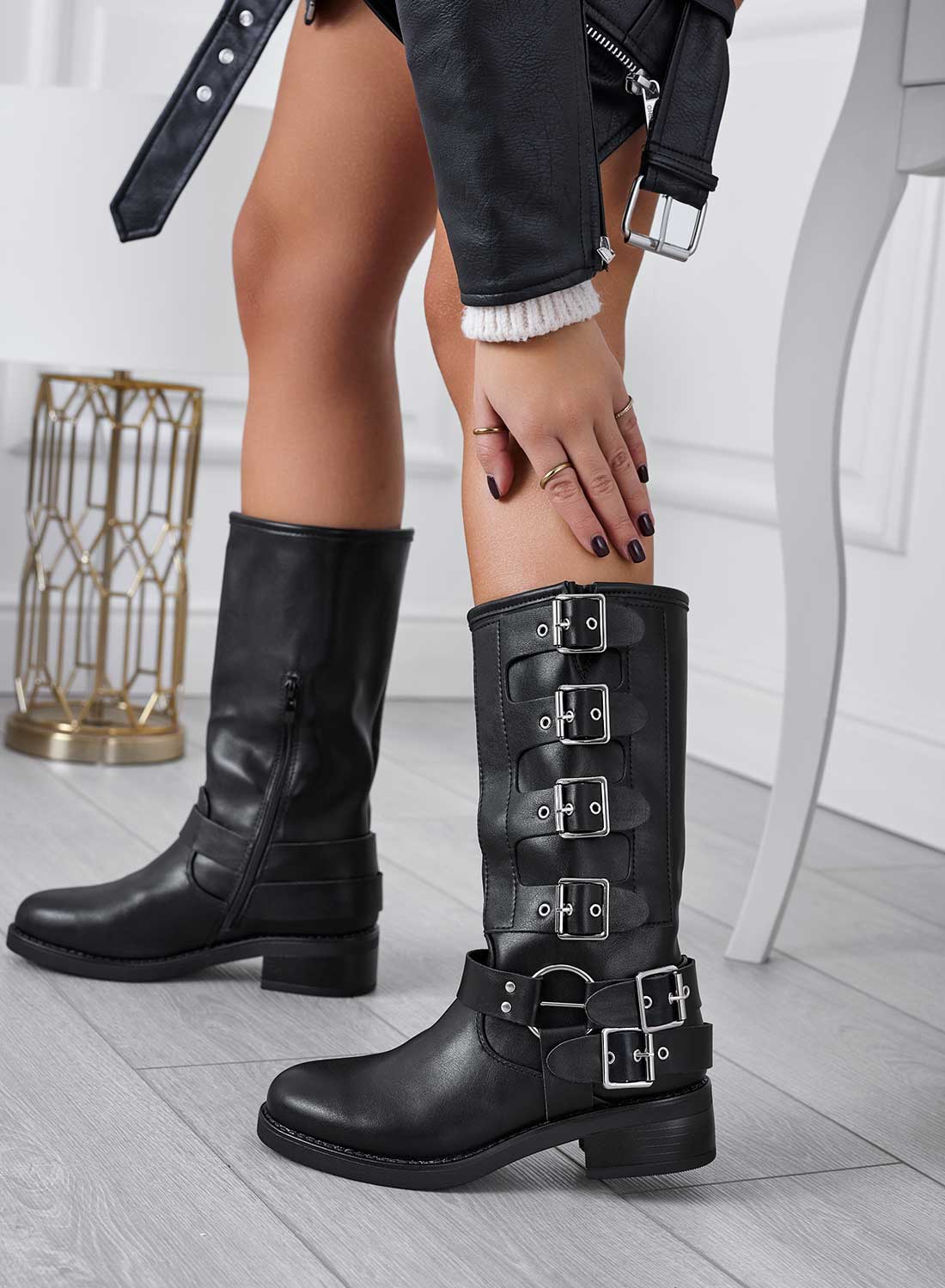 Botines negros estilo biker con hebillas plateadas
