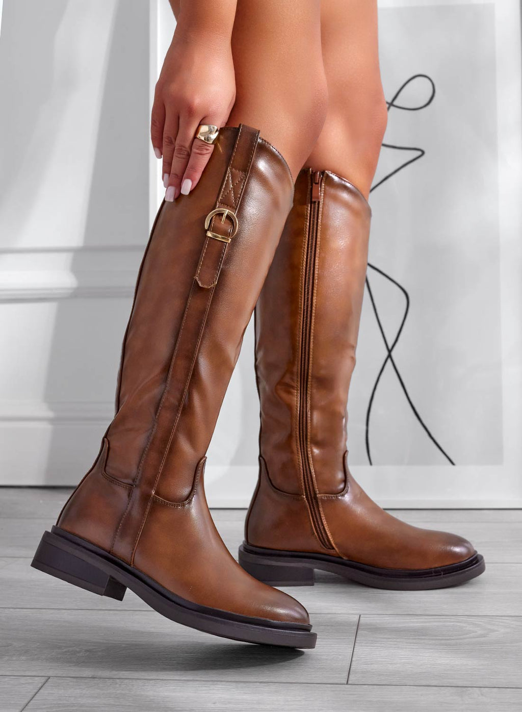 BRIANNA - Stivali camel con fibbia oro laterale