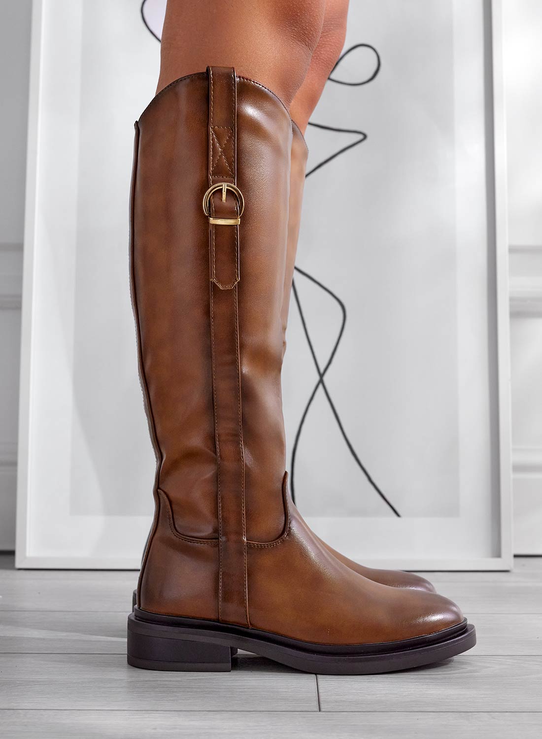 BRIANNA - Stivali camel con fibbia oro laterale