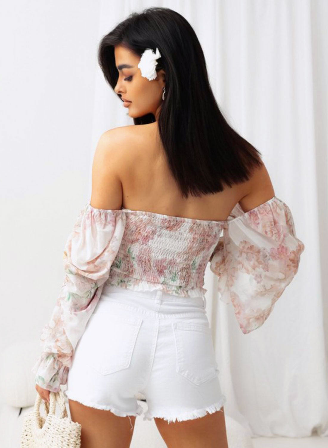 Top beige a fiori off-shoulder con maniche ampie e arricciature