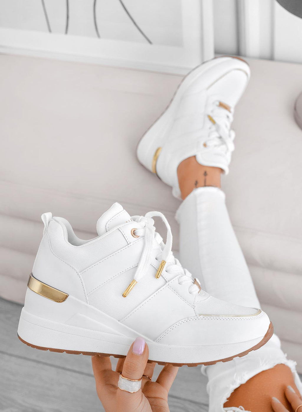 ILIZIA - Sneakers bianche Alexoo con zeppa e inserti oro