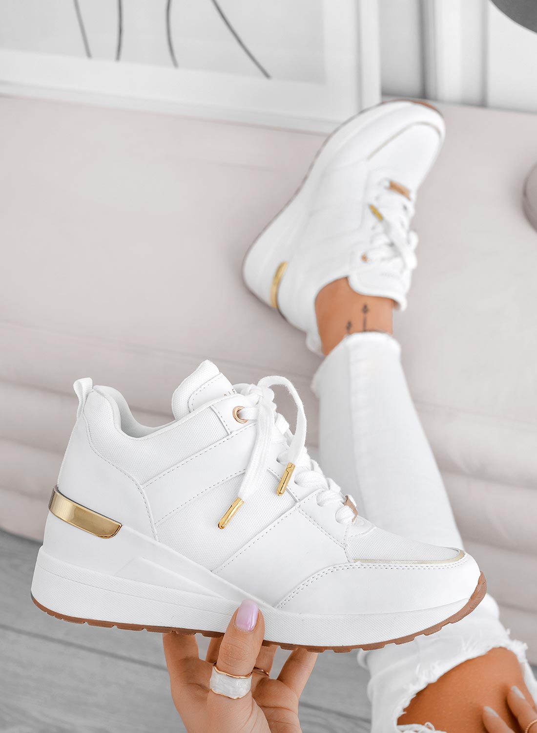 ILIZIA - Sneakers bianche Alexoo con zeppa e inserti oro