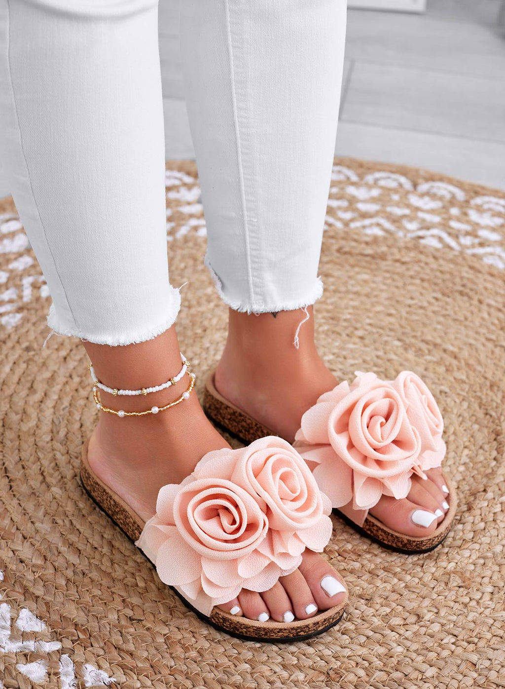 SUMMER - Sandalias tipo chancla rosa claro con flores aplicadas