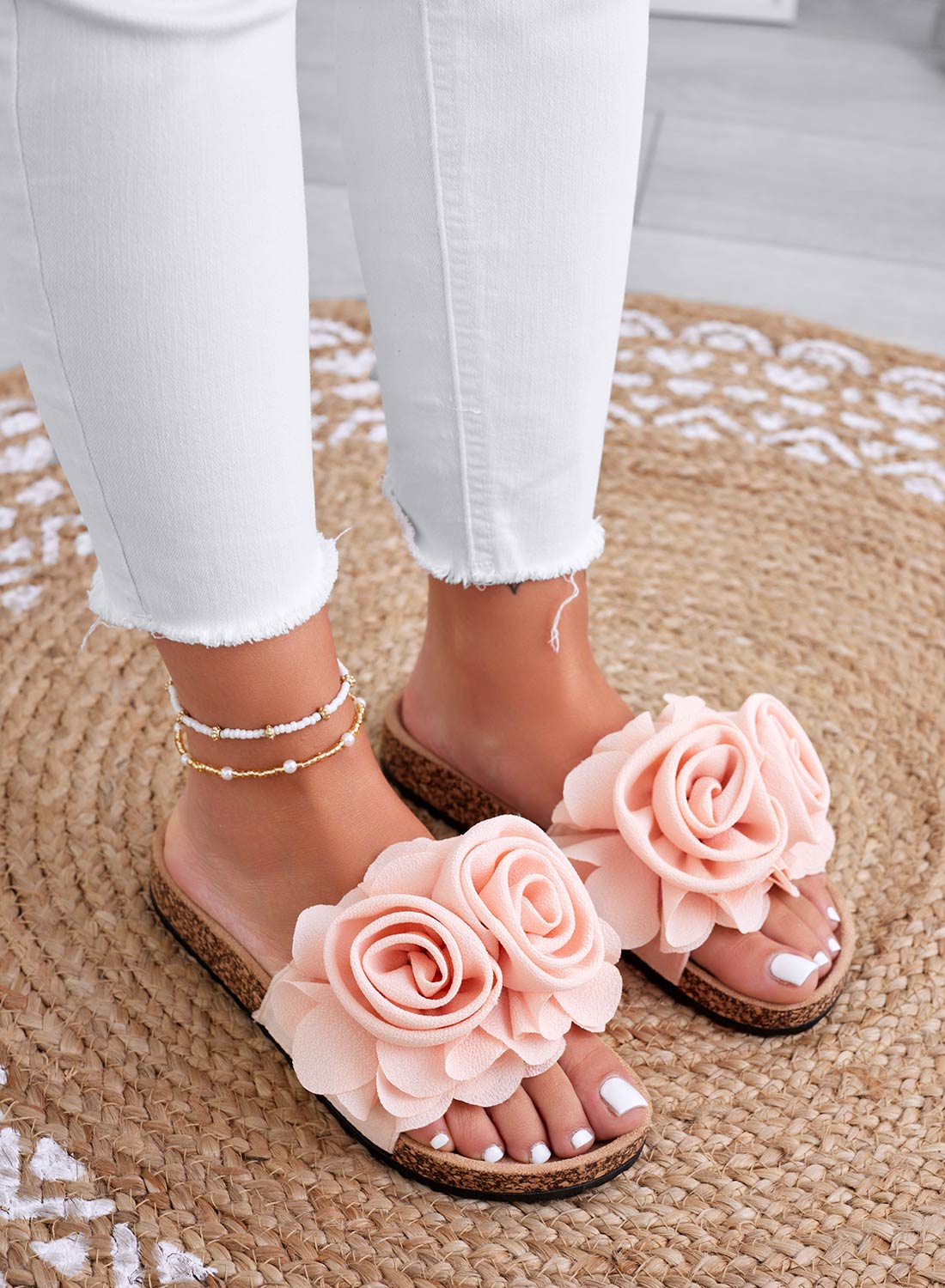 SUMMER - Sandalias tipo chancla rosa claro con flores aplicadas