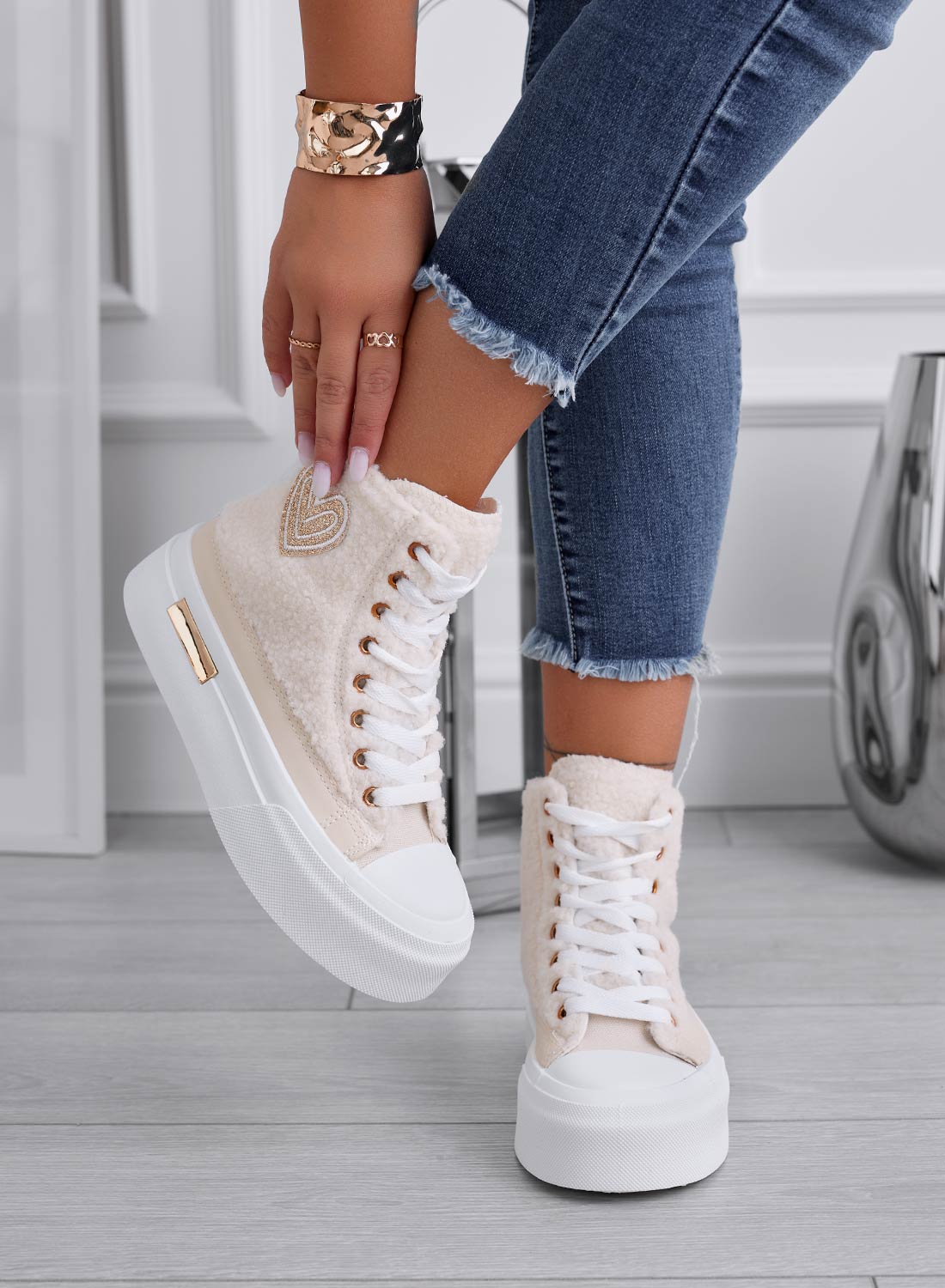 Sneakers beige alte in ecopelliccia con cuore oro
