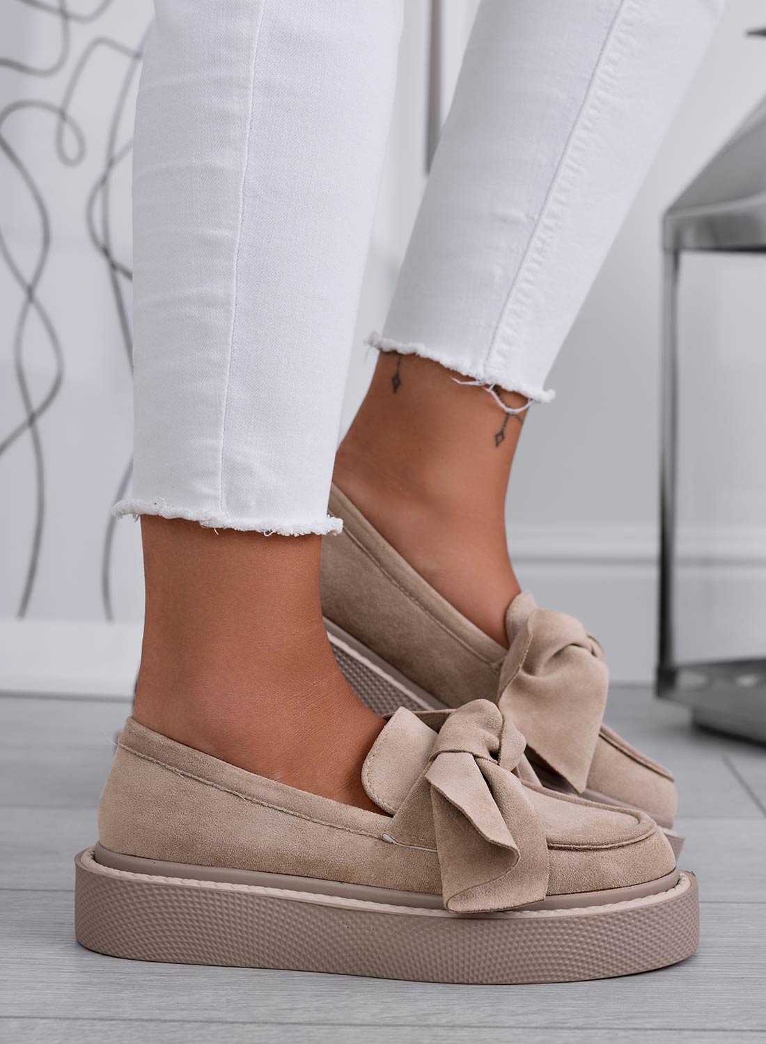Mocassini beige scamosciati con fiocco