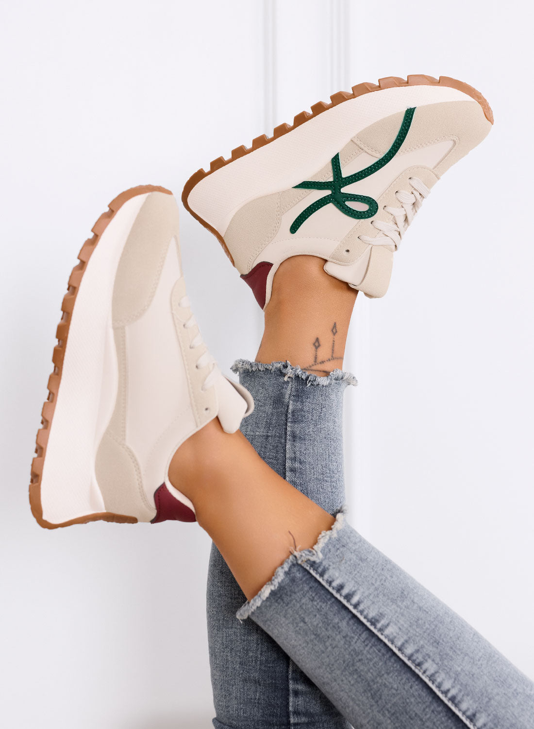 YONA - Sneakers beige con dettagli verdi e suola alta