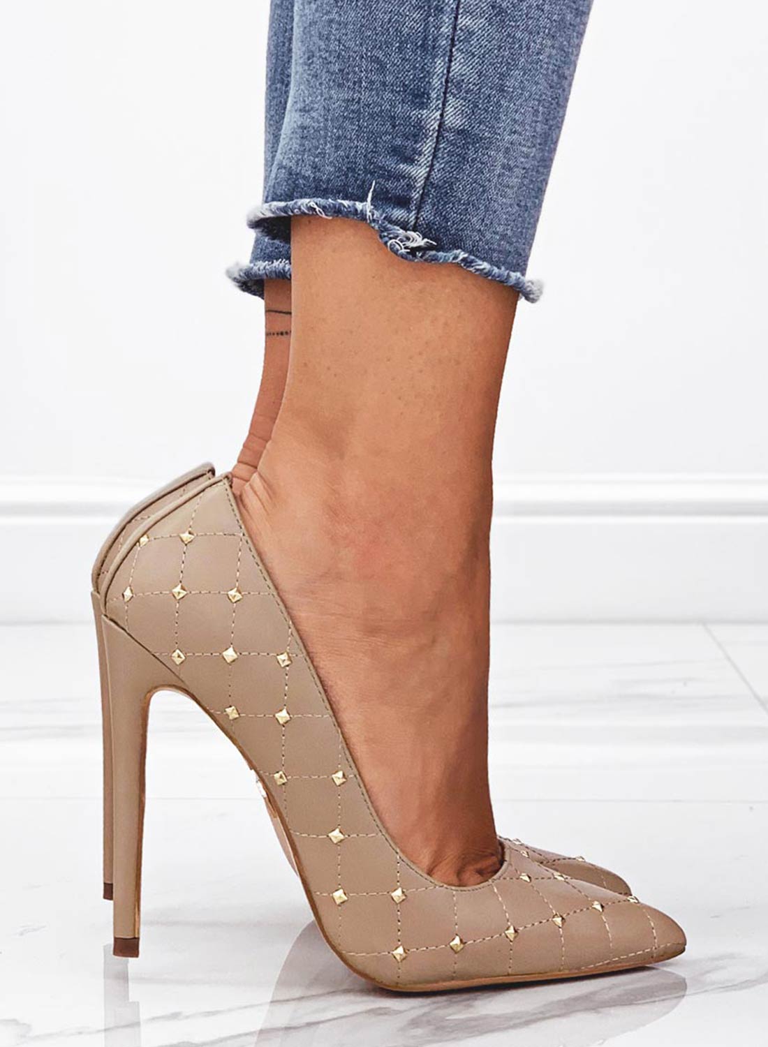 LOVELY - Decolletè beige trapuntate con borchie oro