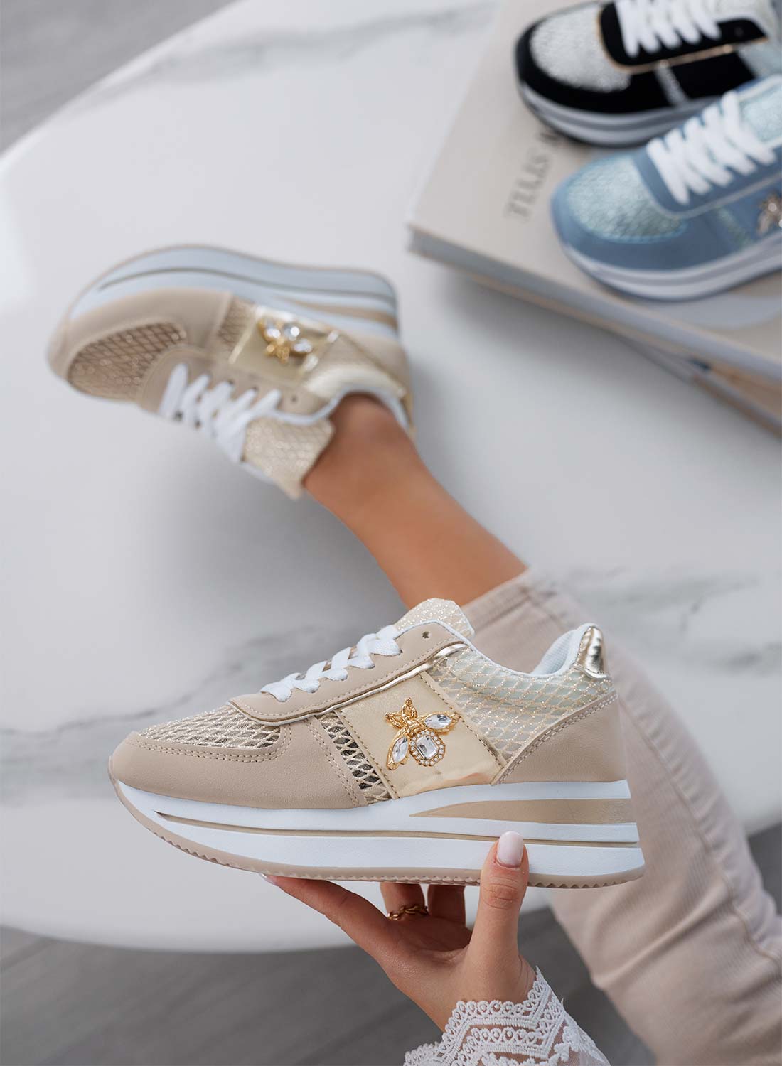 MOORE - Sneakers beige con rete traspirante e ape gioiello