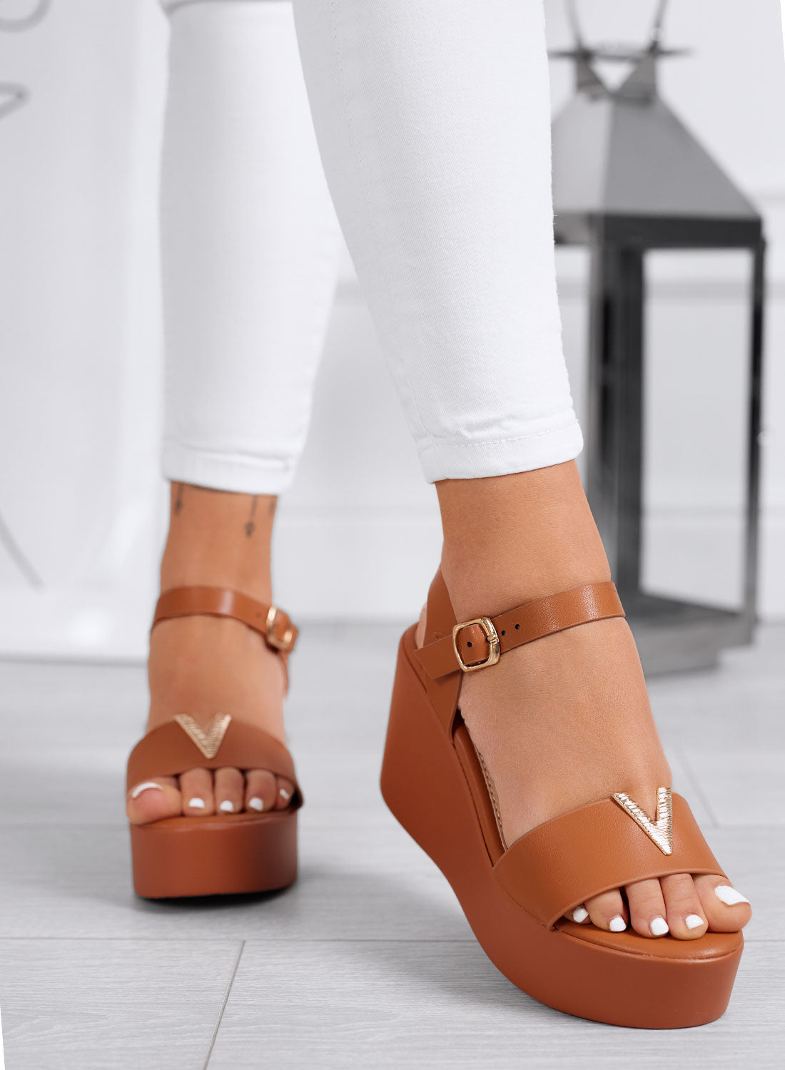 FABIANA - Sandali camel con zeppa e dettaglio V oro