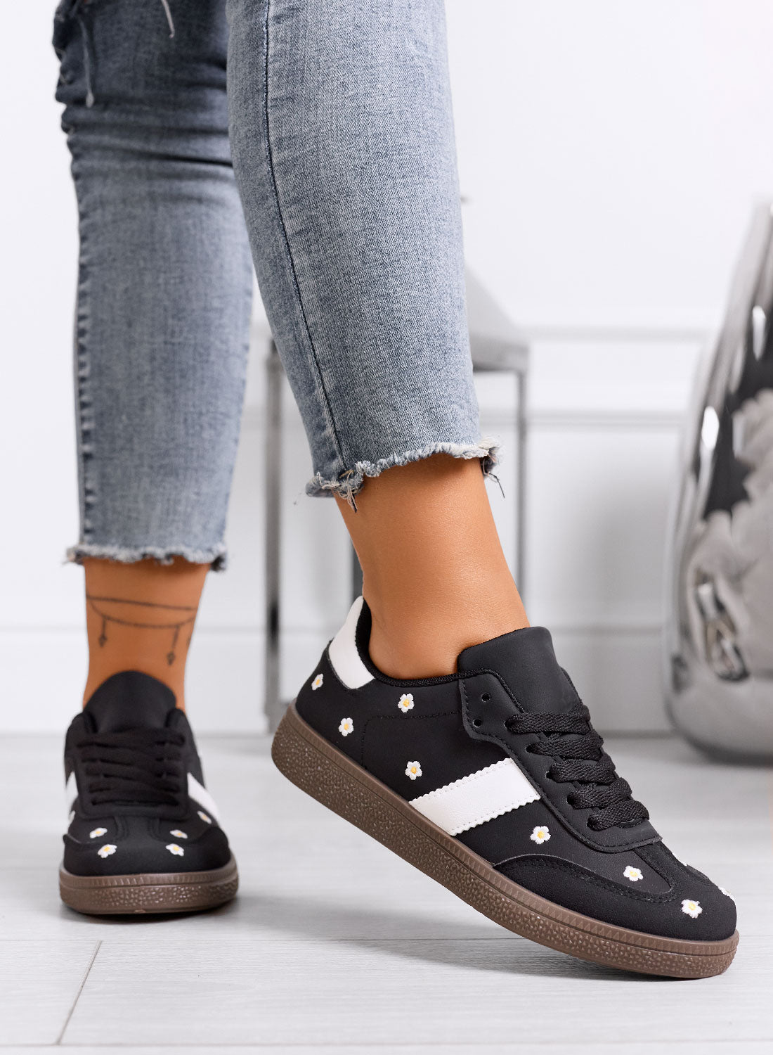 WESTON - Sneakers nere con margherite ricamate e suola marrone