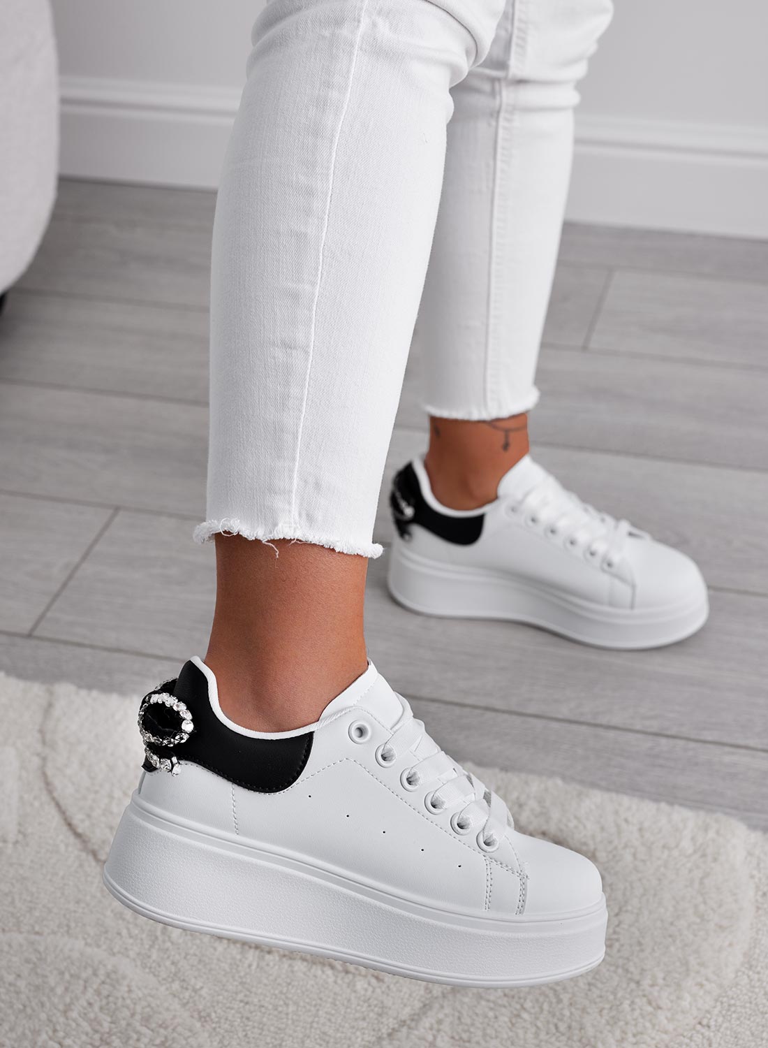 MILE - Sneakers bianche con suola spessa e fiocco in strass e retro nero