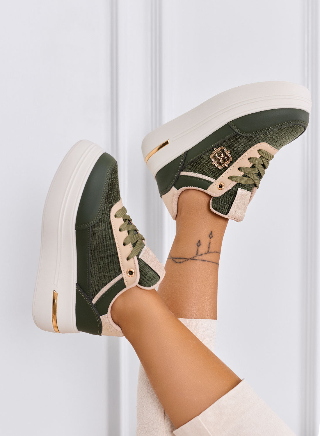 PILAR - Sneakers verdi con dettagli oro e suola platform
