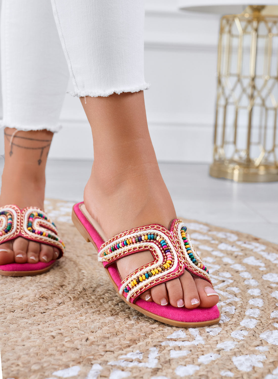 KARMEN - Sandali fuxia Ciabatte flat con perline multicolor e dettagli dorati