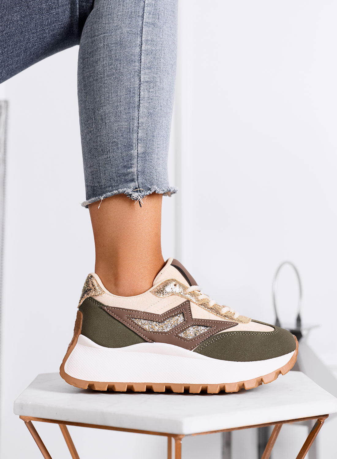 CLARISSA - Baskets beige et vertes avec détail pailleté et semelle épaisse