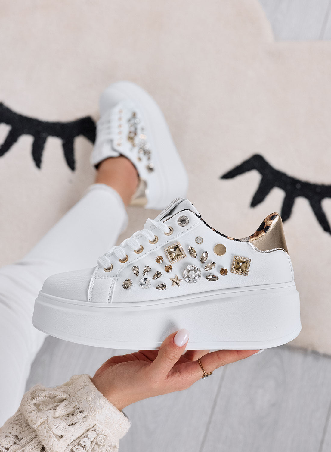 KELLY - Sneakers bianche con zeppa e applicazioni gioiello oro