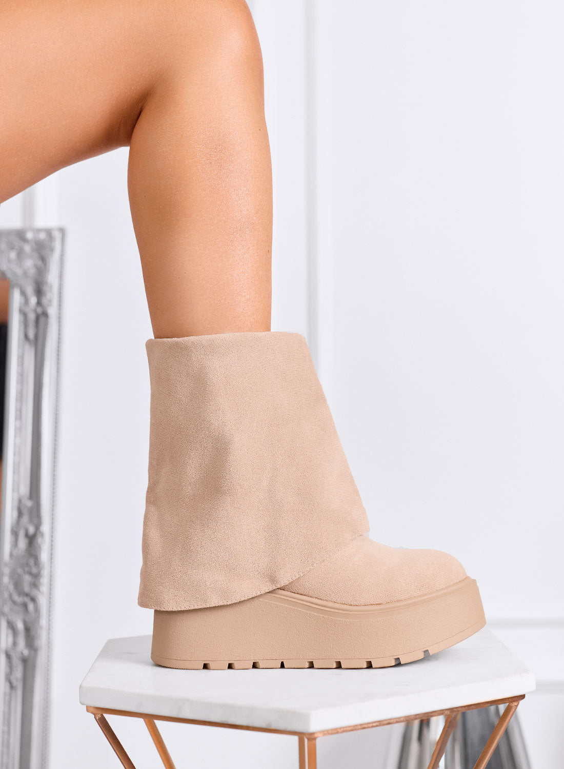 TIBERIA - Stivaletti beige scamosciati con risvolto e zeppa