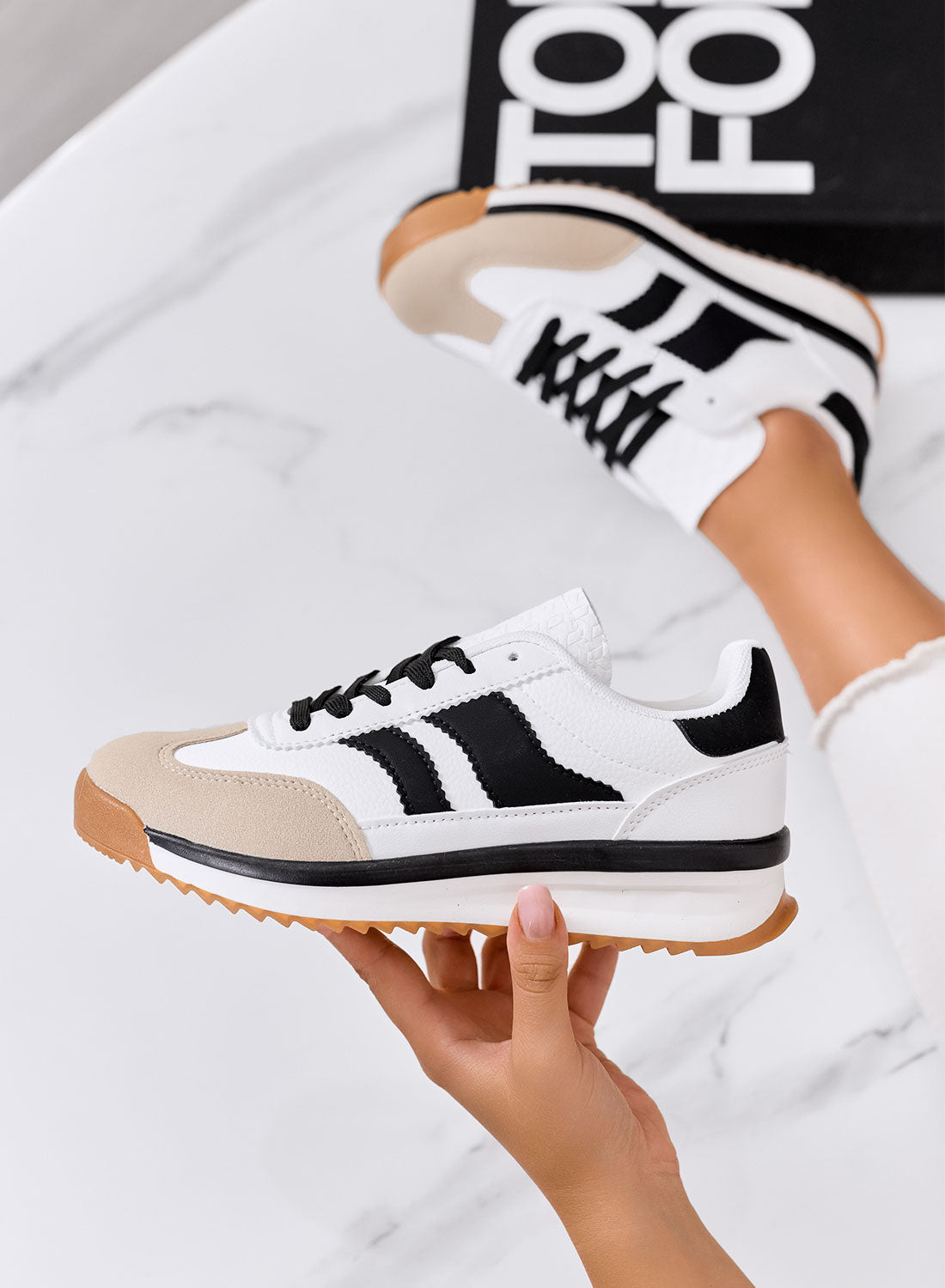 BIELLA - Sneakers bianche in tessuto con dettagli neri e suola in gomma