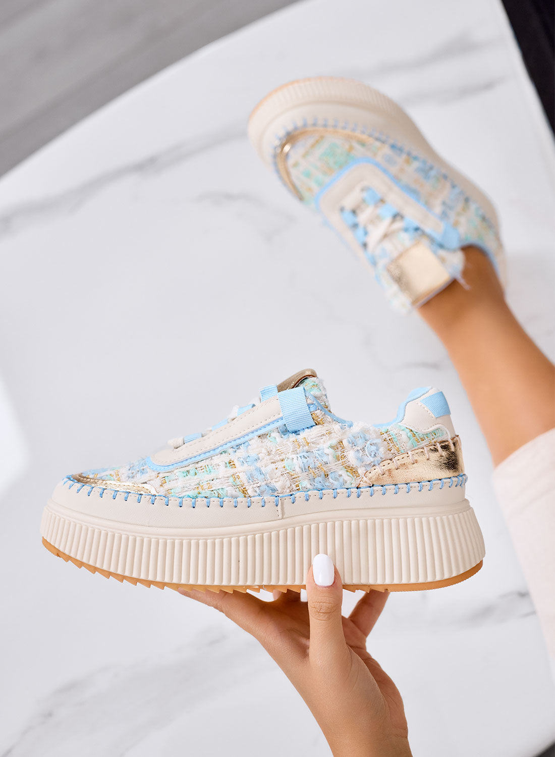 DAFNE - Baskets beige à plateforme en tweed bleu clair avec détails dorés