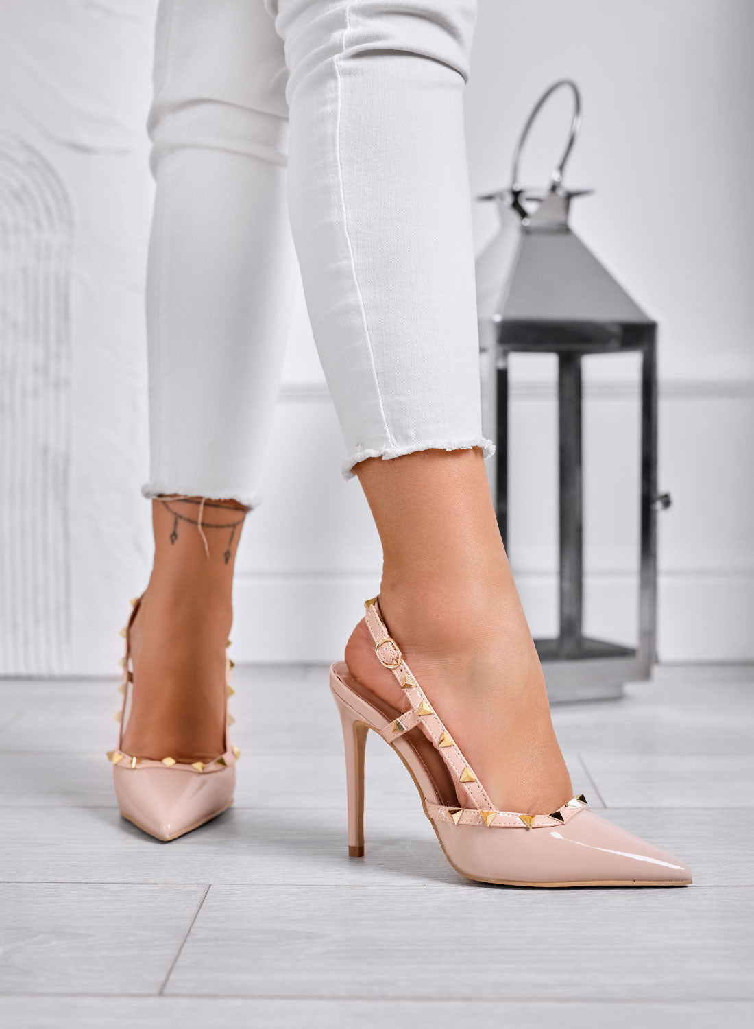 KIMM - Escarpins nude Slingback avec clous dorés et talon haut