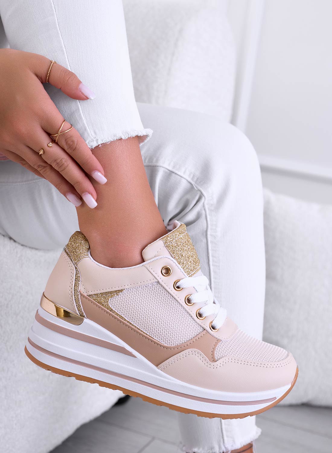 THEA - Sneakers beige con zeppa e rifiniture oro