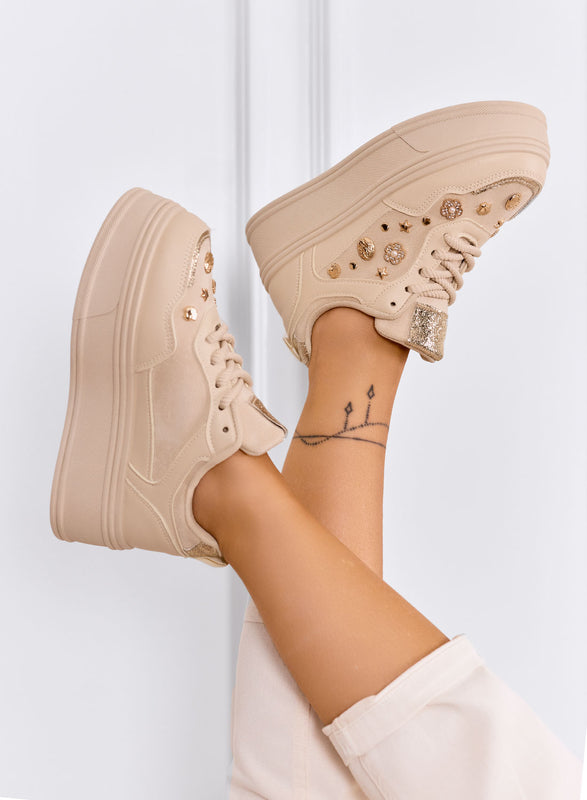 AIDA - Zapatillas plataforma beige con decoraciones doradas