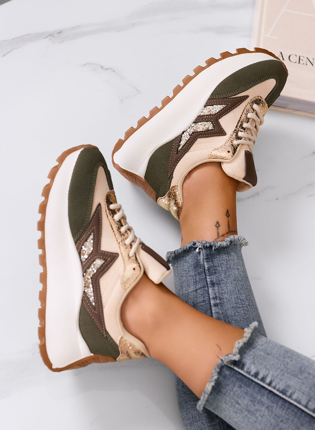 CLARISSA - Baskets beige et vertes avec détail pailleté et semelle épaisse