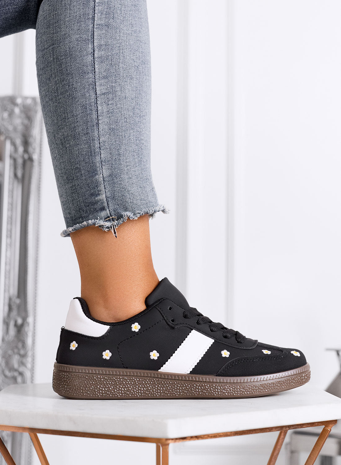 WESTON - Sneakers nere con margherite ricamate e suola marrone