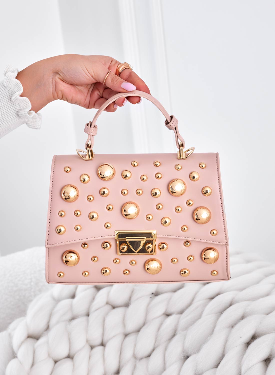 Sac rose avec clous sphériques dorés et bandoulière B231