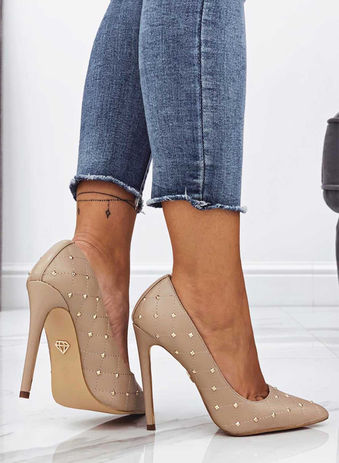 LOVELY - Decolletè beige trapuntate con borchie oro