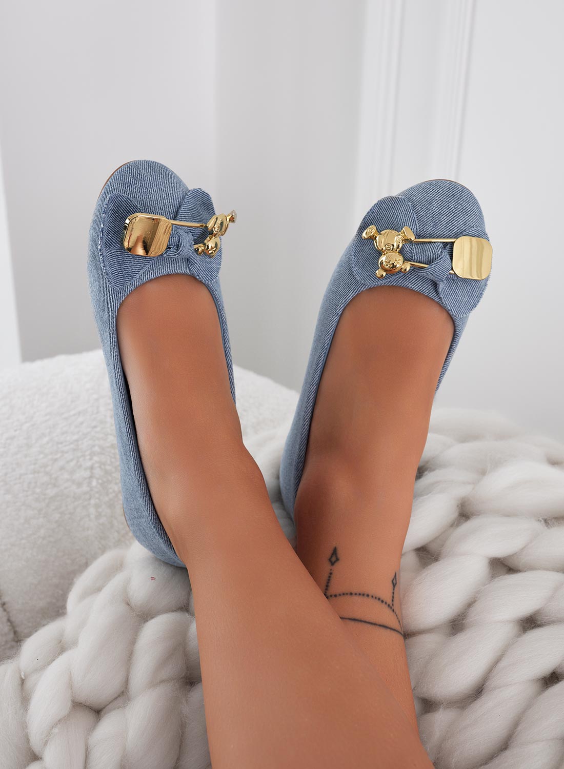 Ballerine blu jeans con spilla teddy oro