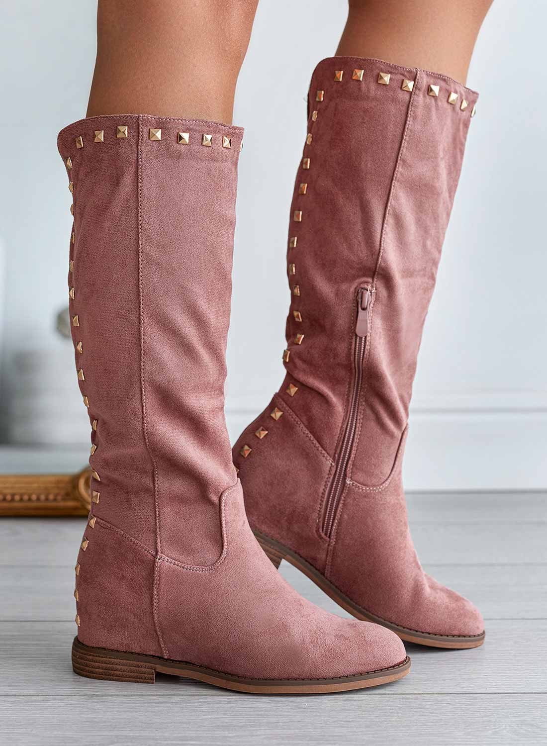 JANINE - Bottes Alexoo en daim rose avec semelle compensée intérieure et clous
