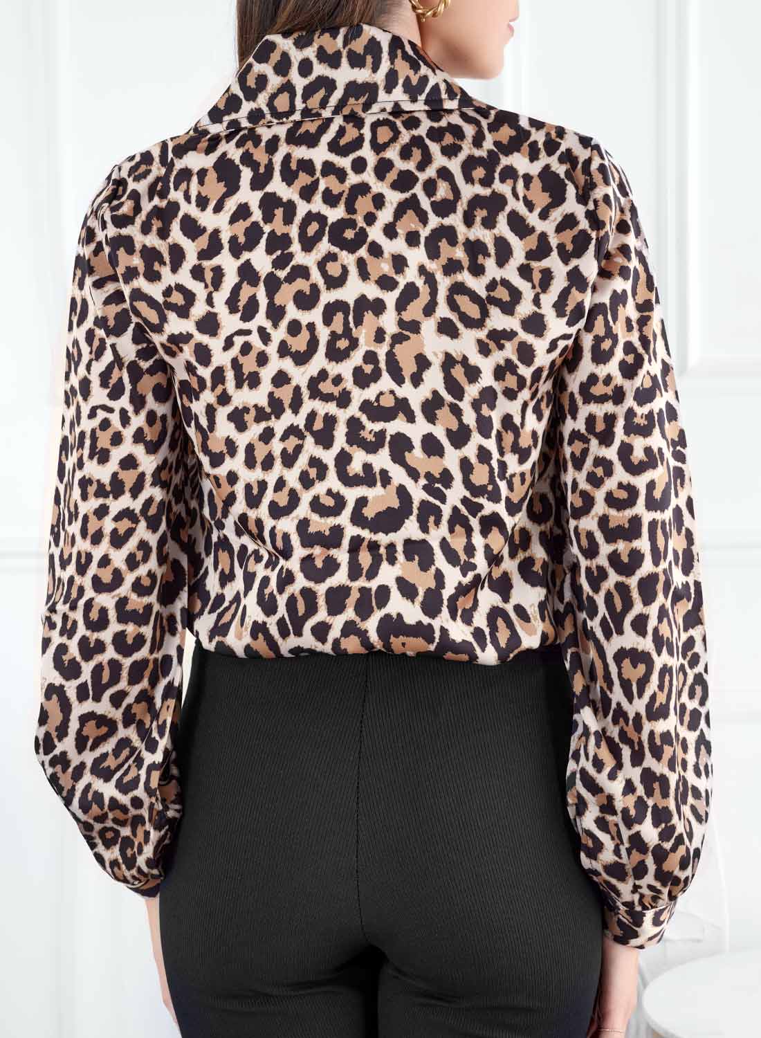Chemise satinée à motif léopard
