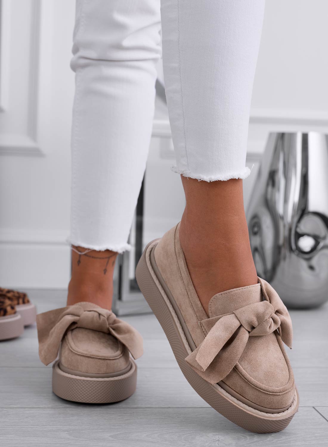 Mocassini beige scamosciati con fiocco
