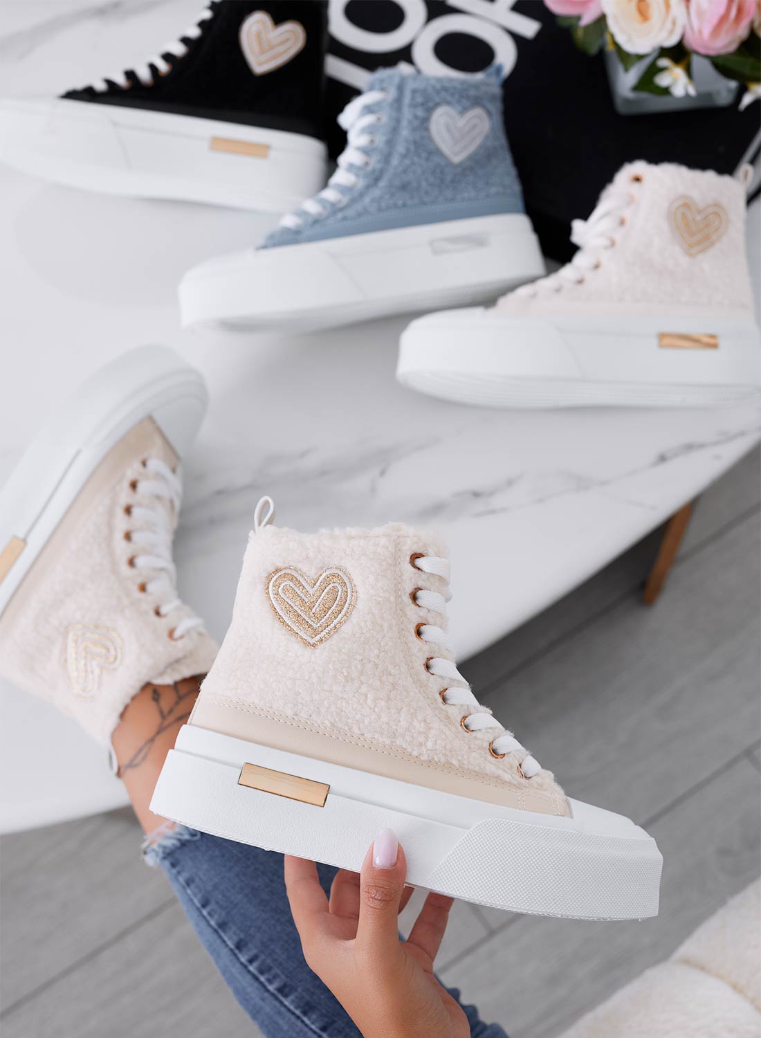Sneakers beige alte in ecopelliccia con cuore oro