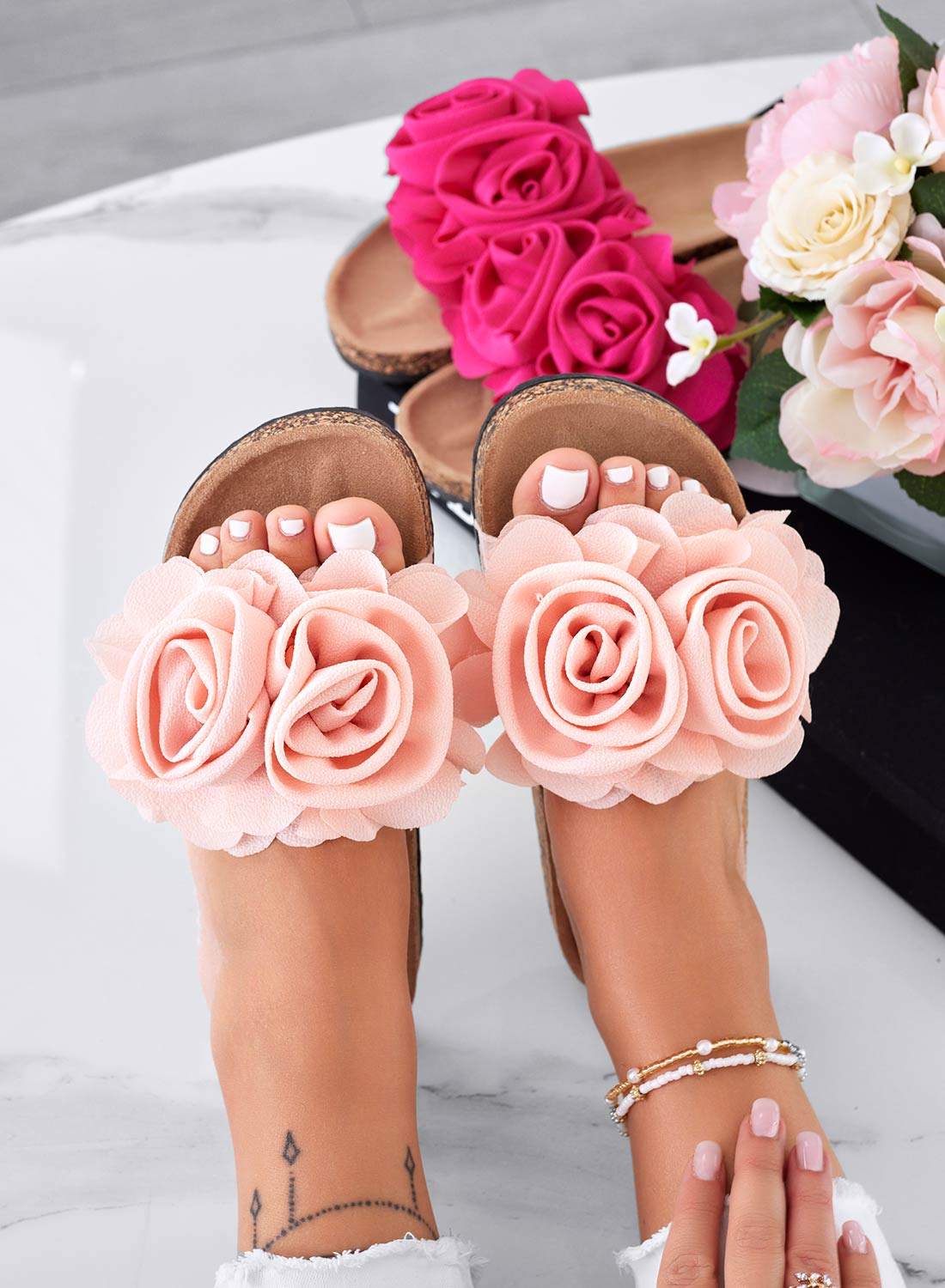 SUMMER - Sandalias tipo chancla rosa claro con flores aplicadas