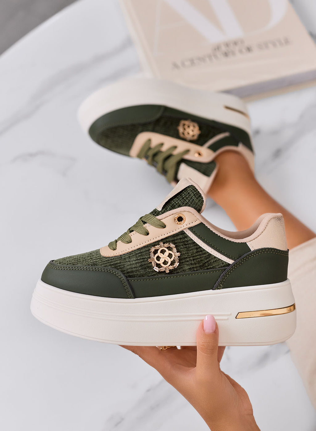 PILAR - Sneakers verdi con dettagli oro e suola platform