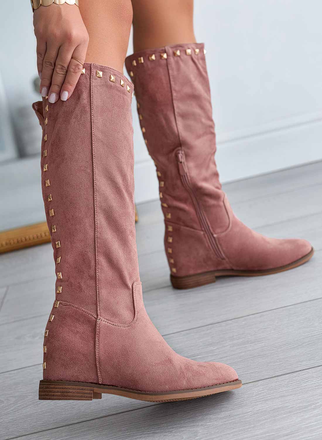 JANINE - Bottes Alexoo en daim rose avec semelle compensée intérieure et clous