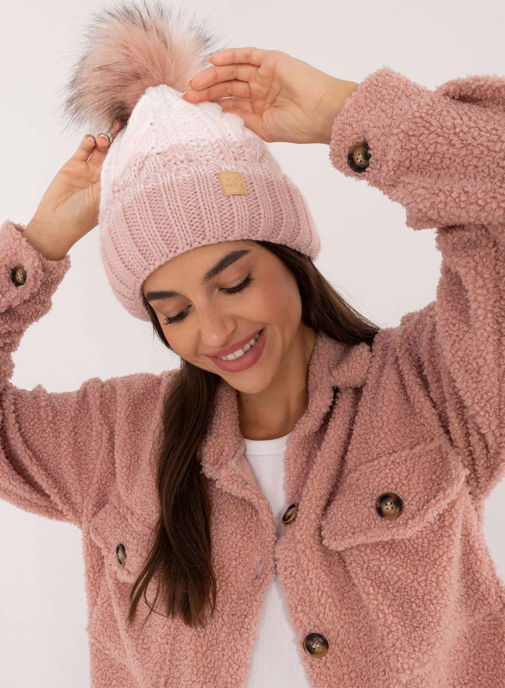 Cappello rosa con imbottitura interna e pompon