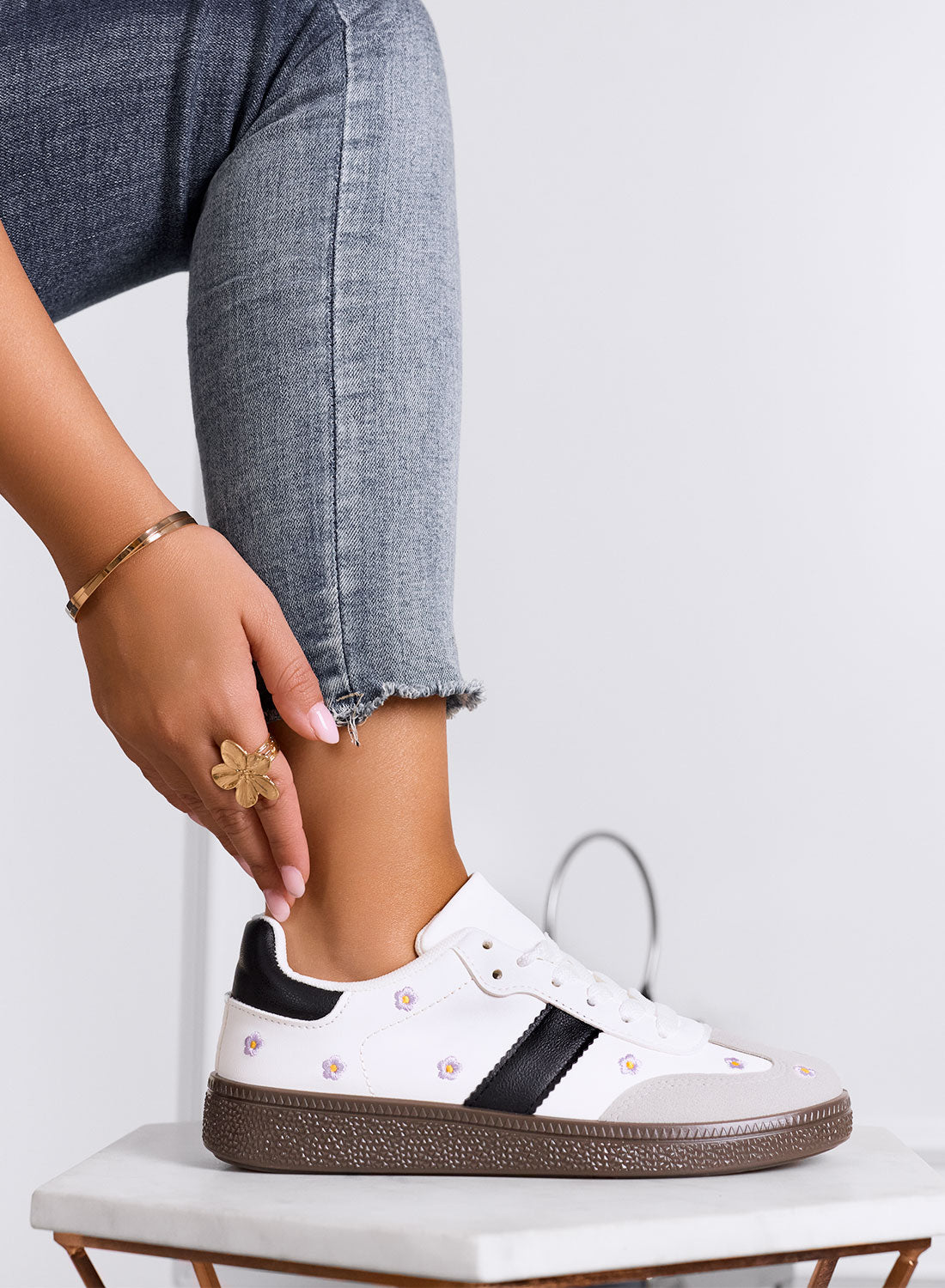 WESTON - Sneakers  bianche con margherite ricamate e suola marrone