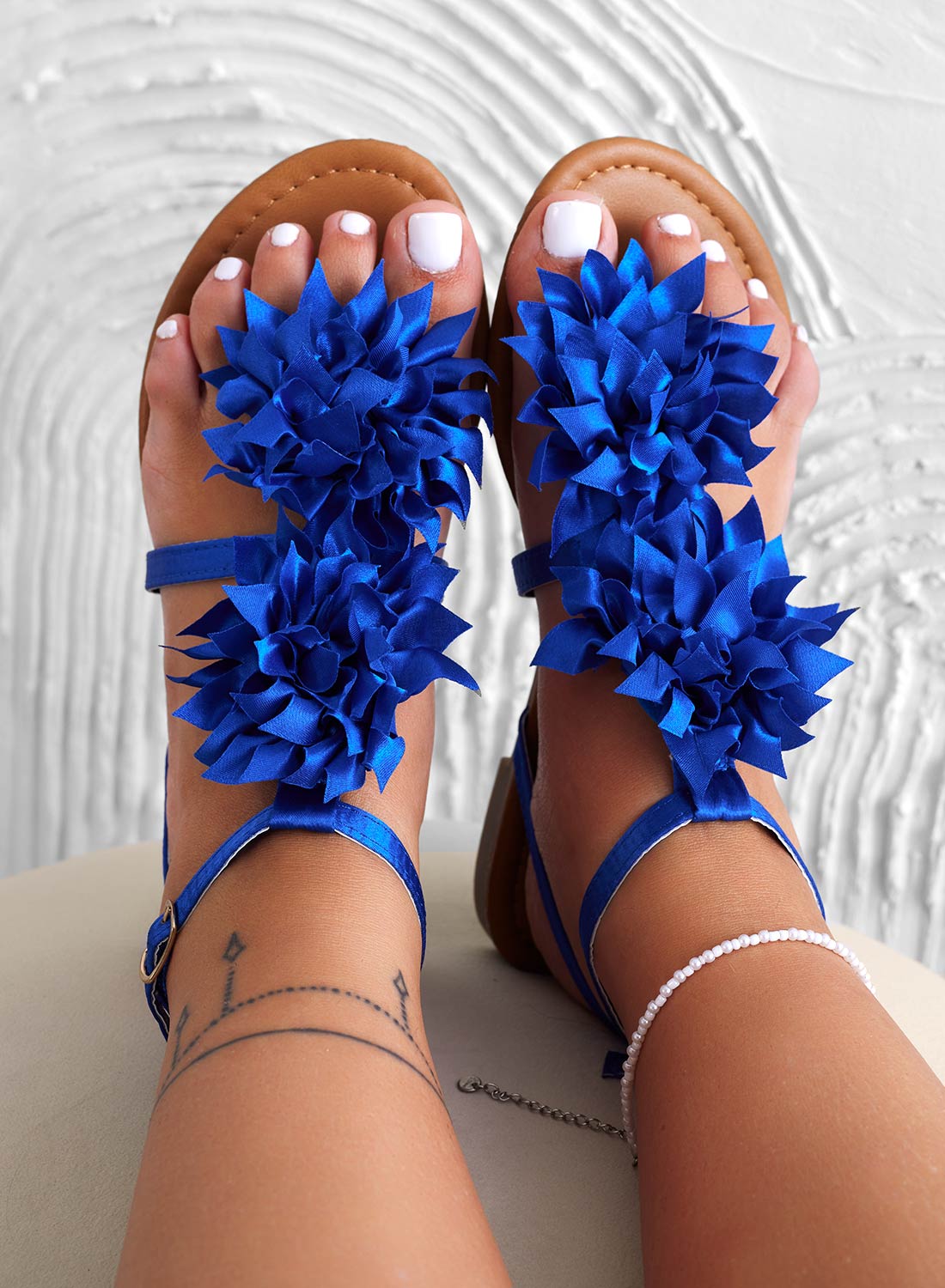 CONNIE - Sandali infradito blu in raso con fiore applicato