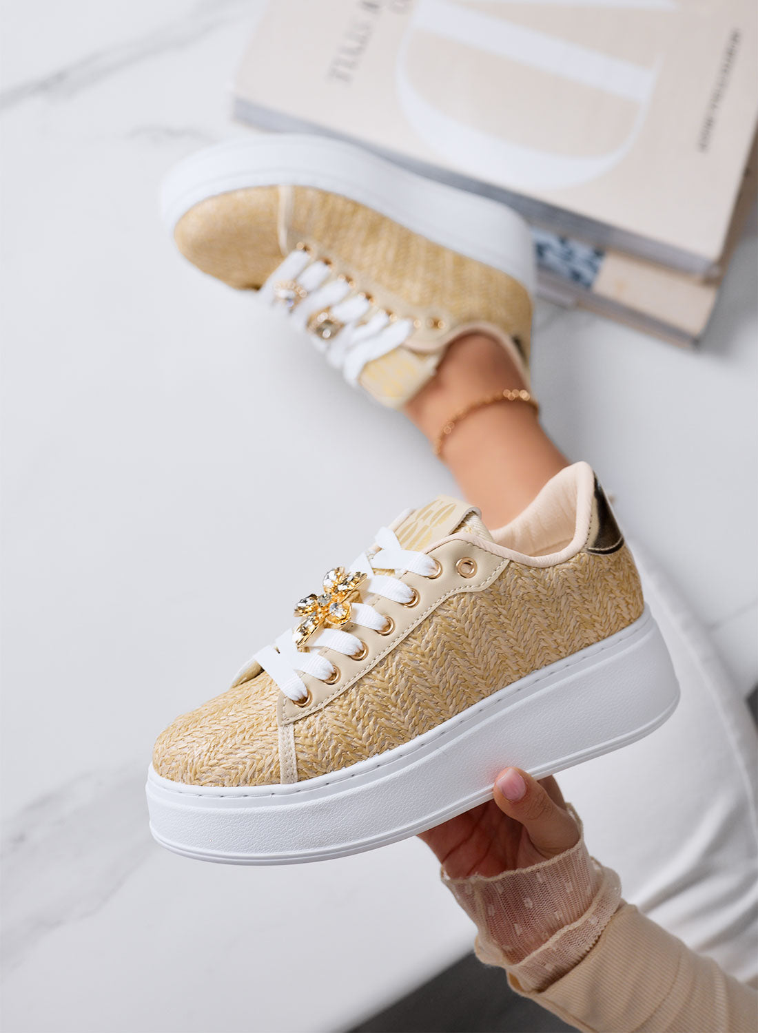 MARISA - Sneakers beige platform  con applicazione gioiello