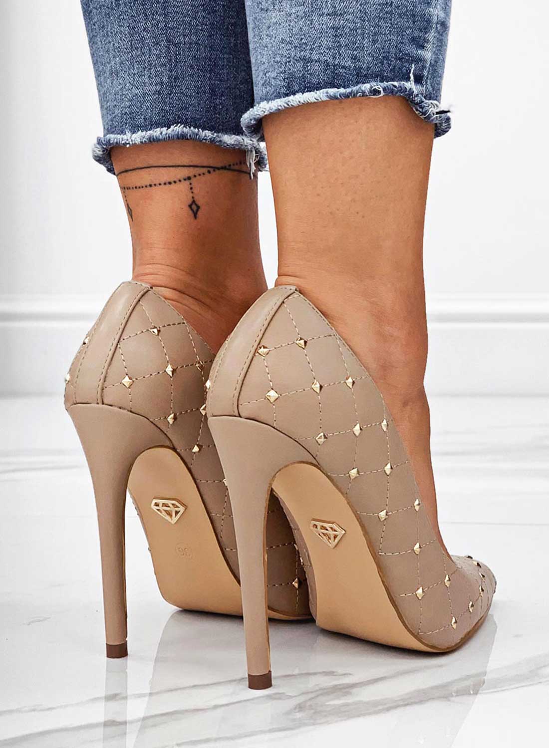 LOVELY - Decolletè beige trapuntate con borchie oro