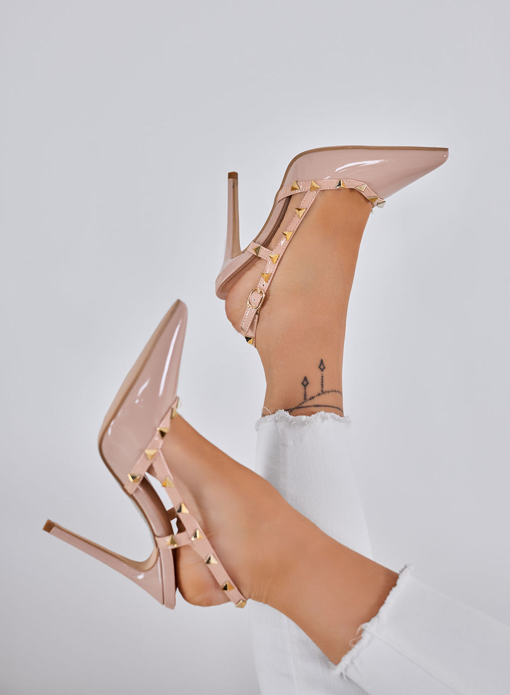 KIMM - Escarpins nude Slingback avec clous dorés et talon haut