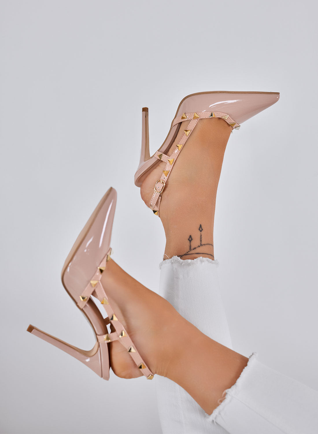 KIMM - Escarpins nude Slingback avec clous dorés et talon haut